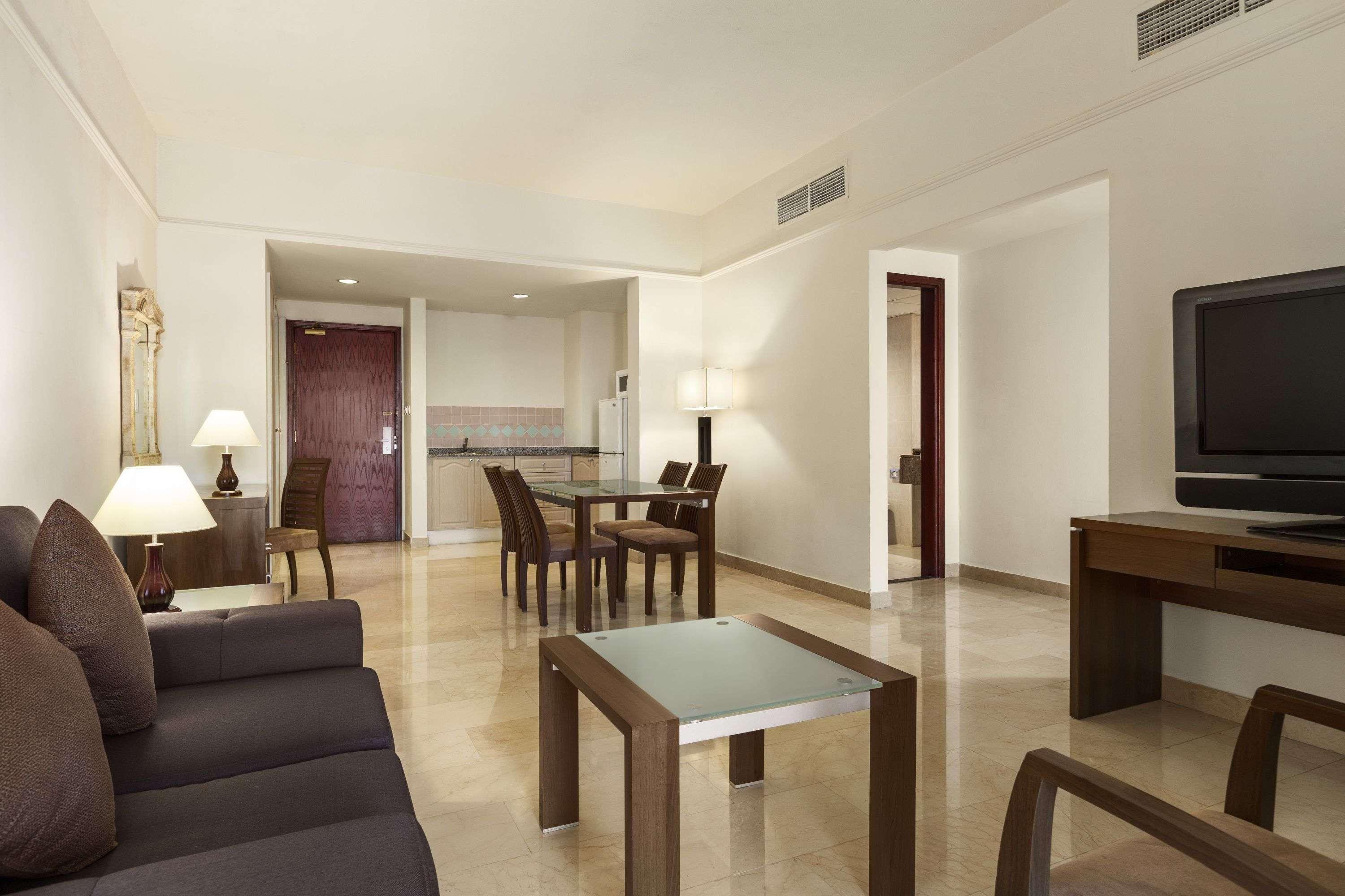 รามาดา บาย วินด์แฮม บีช โฮเต็ล อาจิมาน Hotel อัจมาน ภายนอก รูปภาพ