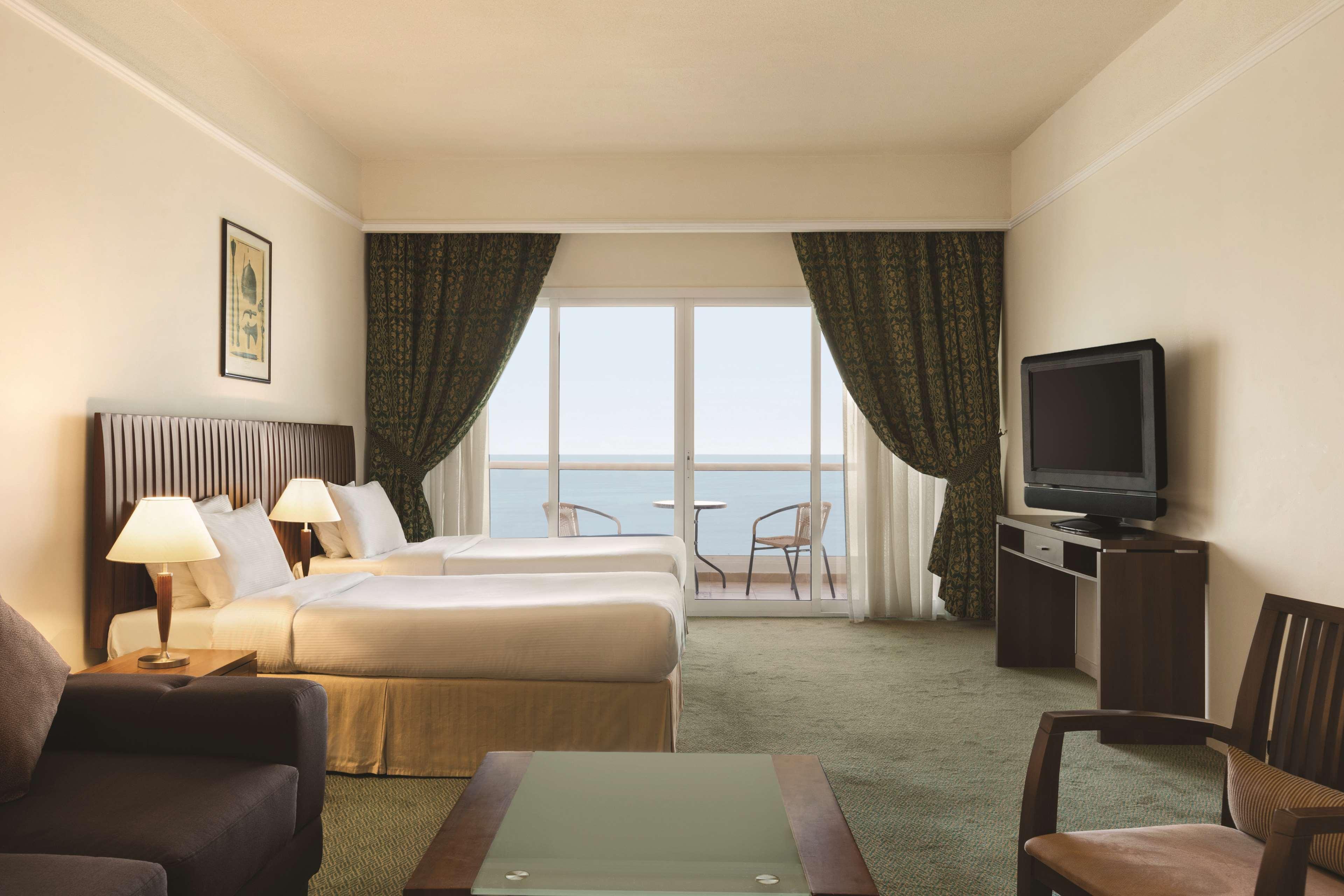 รามาดา บาย วินด์แฮม บีช โฮเต็ล อาจิมาน Hotel อัจมาน ภายนอก รูปภาพ